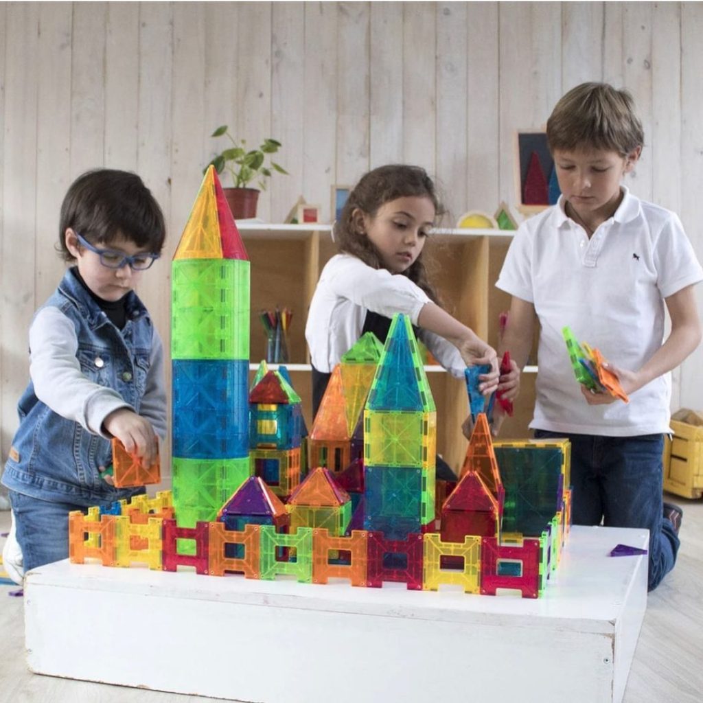Дети строят замок